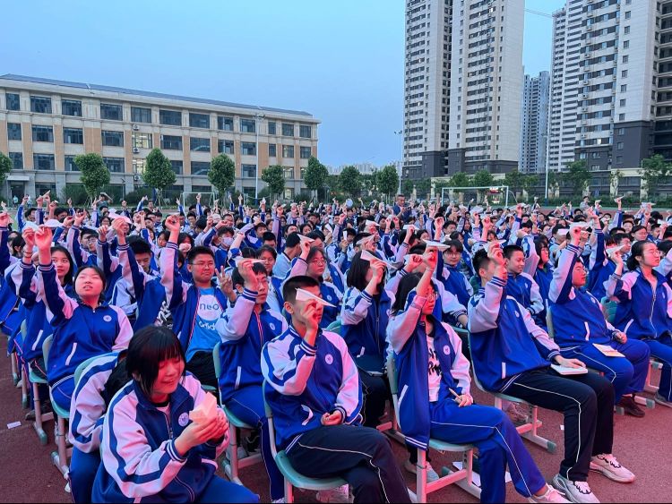 南槐荫中学开展学生备考心理指导讲座瓦力棋牌游戏“减压赋能冲刺中考”济(图4)